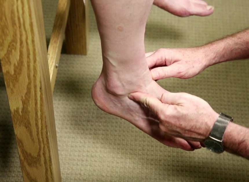 Пяточный бурсит вызывает боль сзади пятки и отёк
